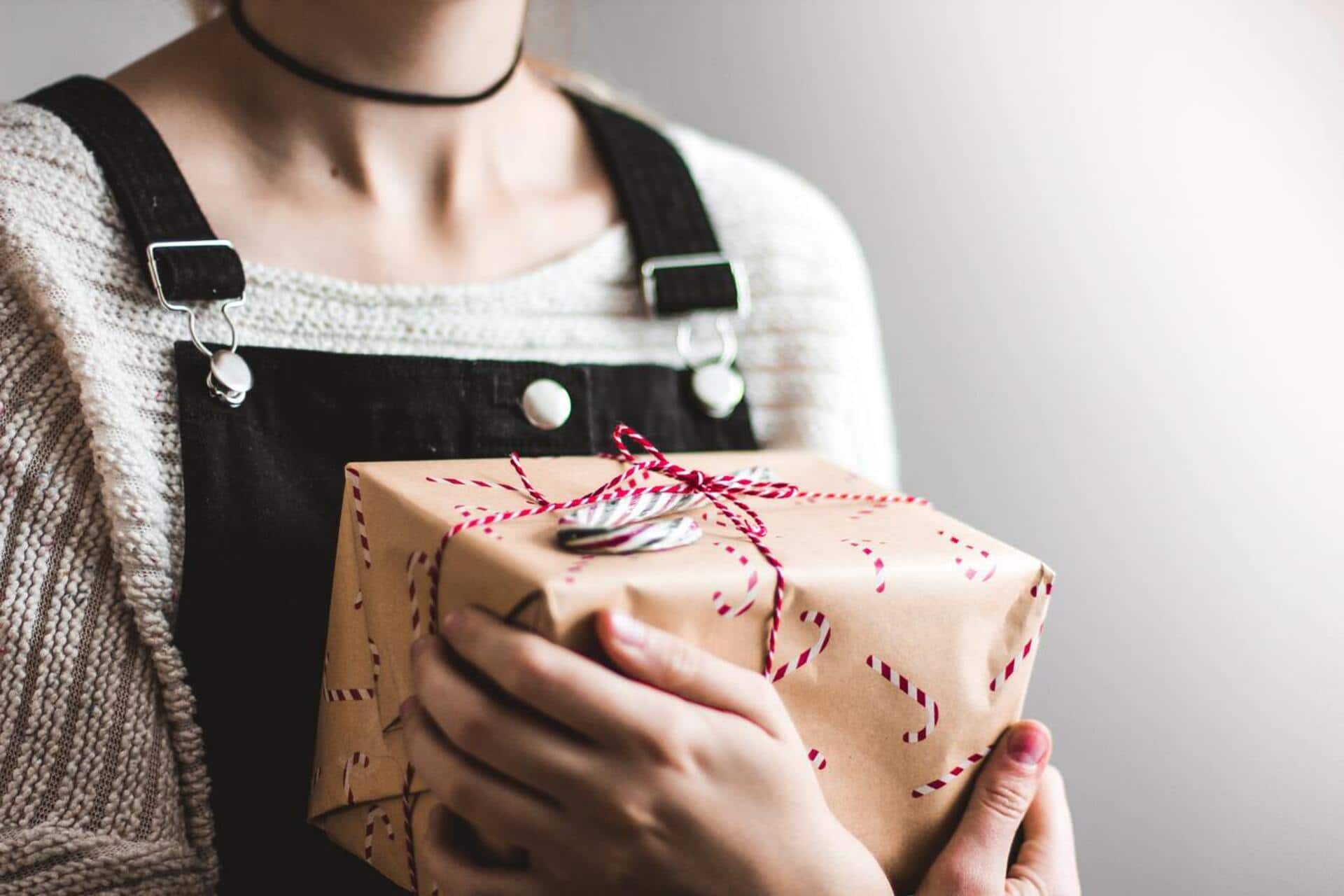 15 Canadian Gift Industry Statistics to Consider in 2024